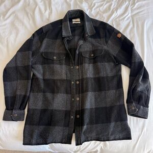 Fjallraven Men's Canada Shirt - Black and Gray Plaid Shirt Jacket